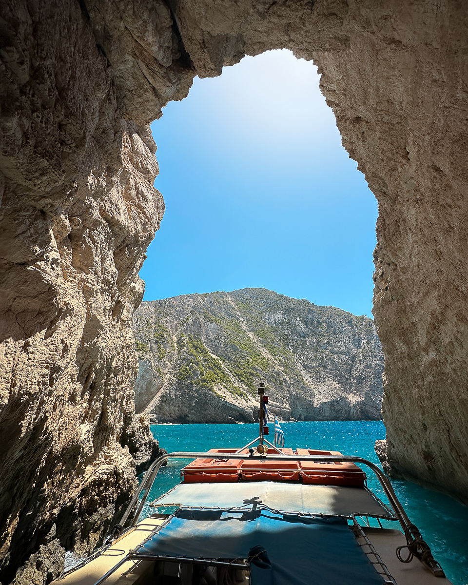 Mit dem Boot geht's direkt in die Blauen Grotten - Zakynthos