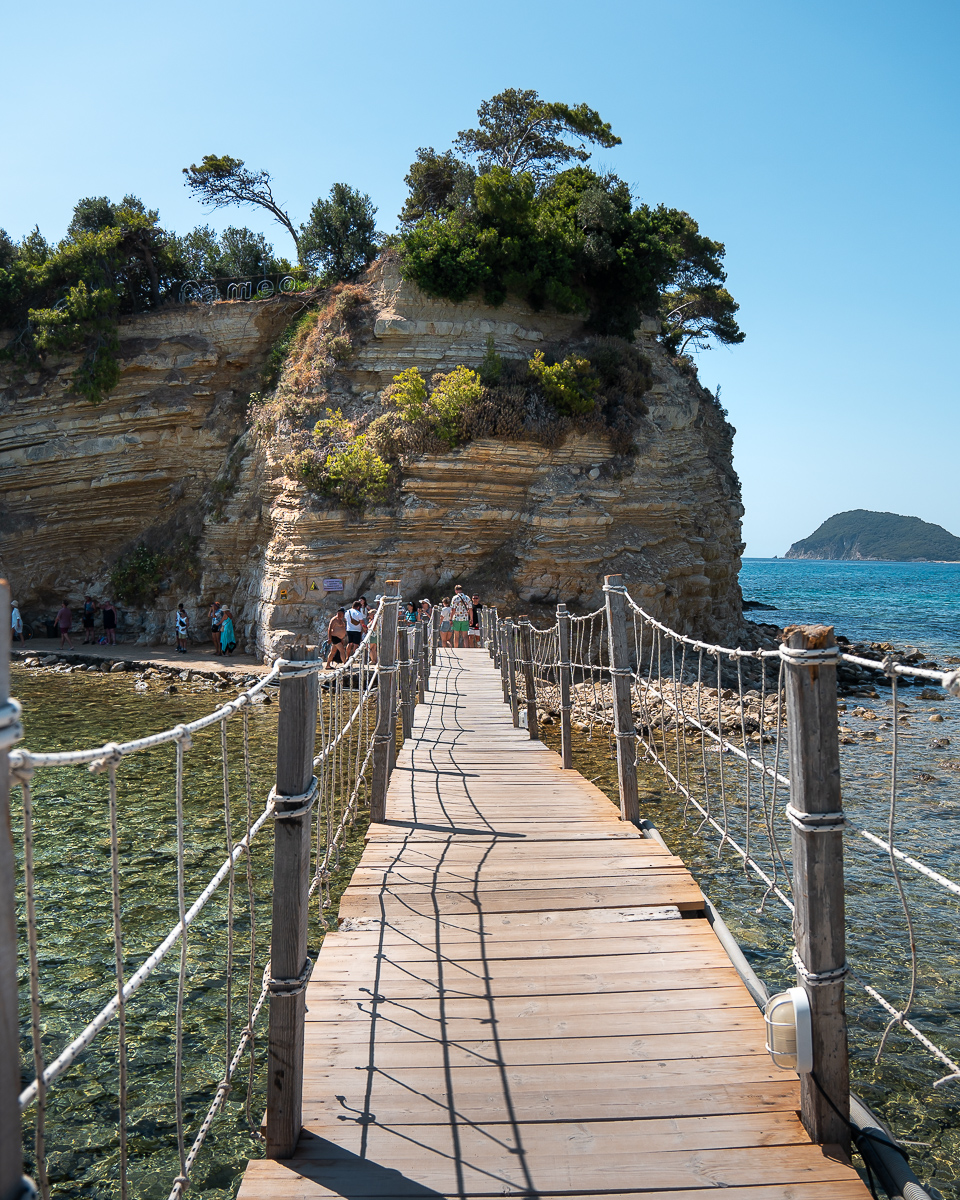 Holzsteg zur Privatinsel Cameo Island